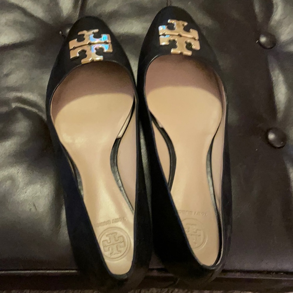 Tory Burch flats size 8:5. Gold logo